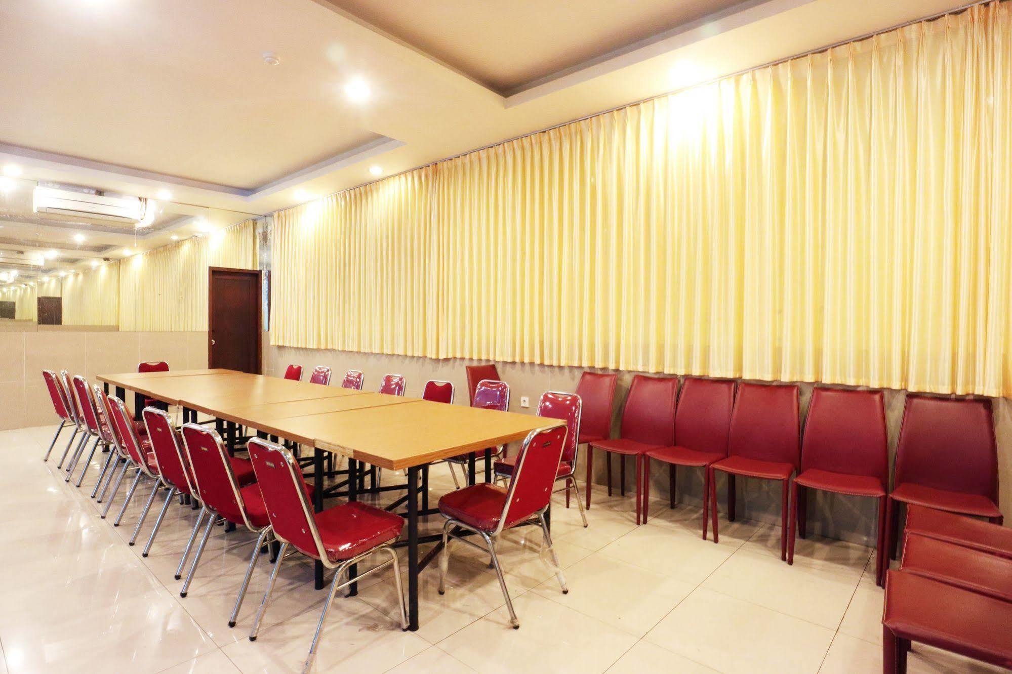 Hotel Agraha Makassar Bagian luar foto